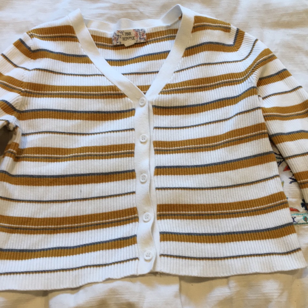 Long sleeve crop top.